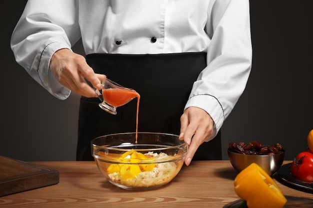 Bucătar pregătind sos